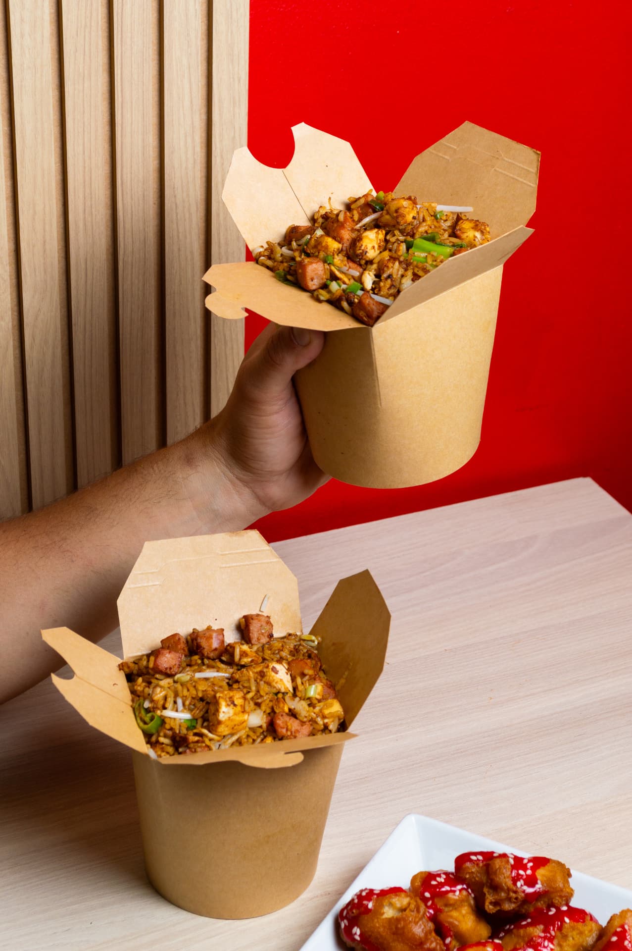 Cajas de wok con arroz chaufa recién salteado